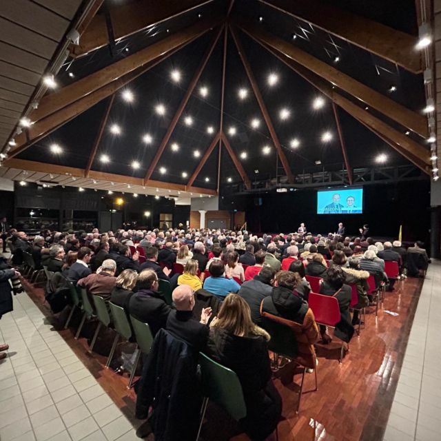 Nous étions hier à votre rencontre à Soyaux ou vous étiez plus de 250 pour ma réunion publique en présence d'Edouard Philippe. Merci ! Merci à toutes et tous d'avoir été si nombreux, de faire vivre cette campagne.
Dimanche, je compte sur vous !