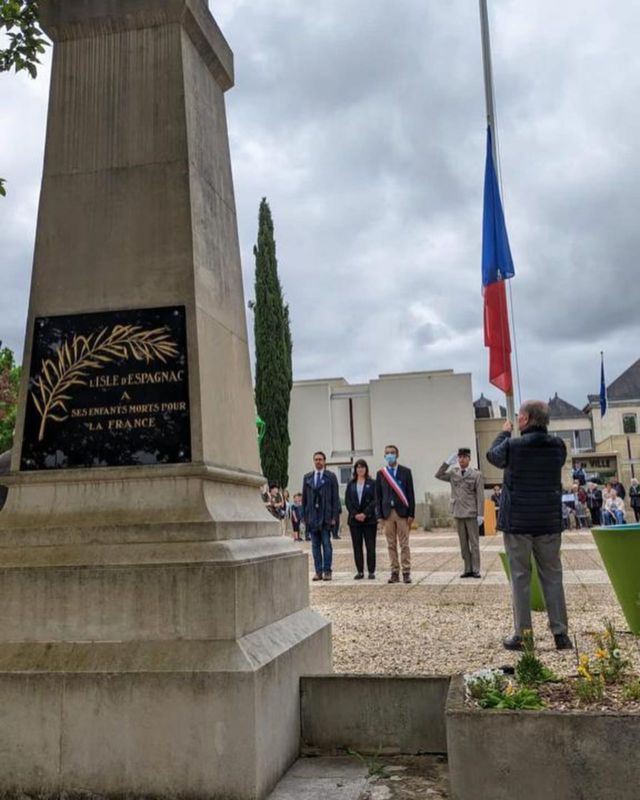 #8mai 
À l’heure où la guerre est de retour en Europe. 
À celles et ceux qui se sont battus pour notre liberté. 
À celles et ceux qui se battent pour la liberté. 
Pour elles. Pour eux. 
#8mai1945 #Charente #conseillerdepartemental #Horizons